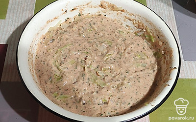 Добавляем остывшую начинку из капусты в тесто и перемешиваем. 