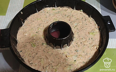 Тесто готово к выпечке. Я выпекаю в металлической форме для кекса. Можно выпечь в индивидуальных формочках, но тогда время выпечки будет 20 минут. Ставим в разогретую духовку на 35 минут при 220 градусах. 