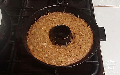 Следим, чтобы не подгорело. Через 35 минут кекс готов! 