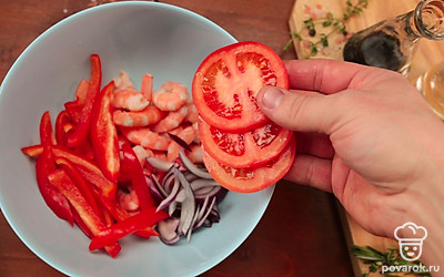 Очистите помидор и нарежьте крупными кольцами. Очистите перец, лук и нарежьте крупной соломкой, натрите сыр. Разогрейте духовку до 180°C.