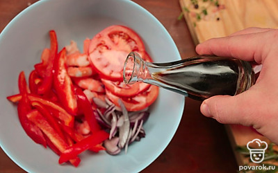 Соедините овощи с креветками, заправьте соевым соусом, оливковым маслом, солью и перцем. Аккуратно перемешайте и выложите в форму для запекания.