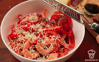 Сверху выложите тертый сыр, веточки тимьяна, розмарина и отправьте форму в разогретую до 180°C духовку на 10 минут.