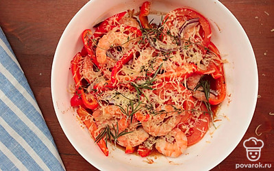 Подавайте готовые креветки с сыром и овощами горячими.