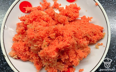 Морковку натереть на мелкой терке.