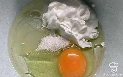 Соединить яйцо, сметану, сахар и соль.