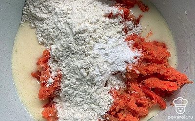 Добавить морковку, муку, подсолнечное масло и разрыхлитель. Перемешать.