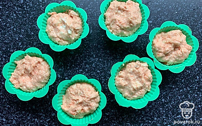 Тесто разложить в формочки и отправить в духовку на 35-45 минут при 180 градусах.