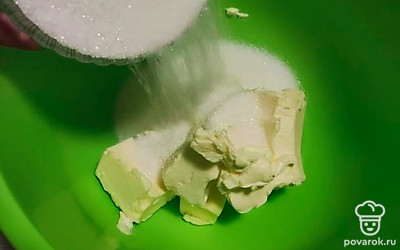 В миске миксером взбейте мягкое масло с сахаром и ванильным сахаром до однородной массы. В массу вбейте поочередно яйца, хорошо взбивая после каждого.
Всыпьте просеянную муку и хорошо перемешайте до исчезновения комочков. Тесто должно получиться вязким. 