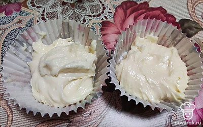 Заполните тестом формочки на 2/3. Отправьте в духовку на 20-25 минут.