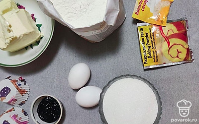 Подготовьте все ингредиенты. Масло и яйца должны быть комнатной температуры. Просейте муку, смешанную с разрыхлителем. Разогрейте духовку до 180 градусов (режим «Верх-низ»).