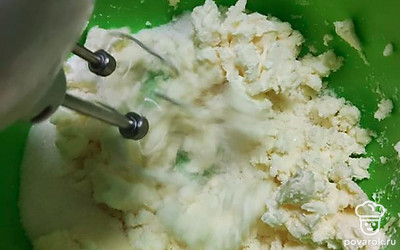 В миске миксером взбейте мягкое масло с сахаром и ванильным сахаром до однородной массы. В массу вбейте поочередно яйца, хорошо взбивая после каждого.
Всыпьте просеянную муку и хорошо перемешайте до исчезновения комочков. Тесто должно получиться вязким.