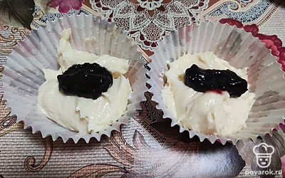 Выложите тесто в формочки на 2/3, добавьте чайную ложку варенья. Сверху выложите тесто. Отправьте в духовку на 20-25 минут.