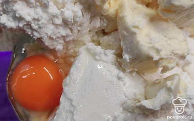 Смешать творог, яйцо, масло (комнатной температуры), сахар, соль.
