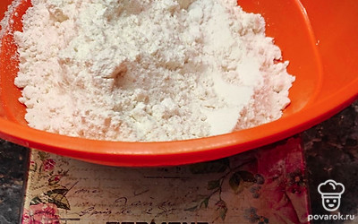 Добавить муку с разрыхлителем, замесить тесто. 