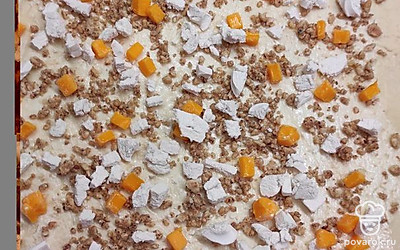 Раскатать тесто, посыпать цукатами и орехами. 