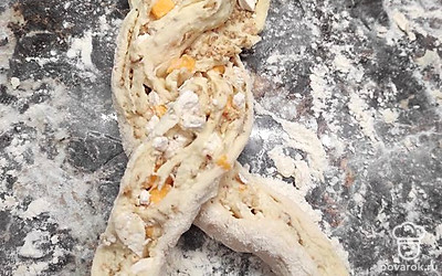 Свернуть в рулет, разрезать по центру, сделать косичку. 