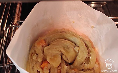 Выложить в бумажную форму, выпекать 60 минут при 170 градусах.