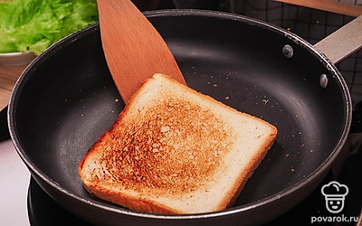 Подсушите хлеб. Для этого на разогретую сухую сковороду положите 2 ломтика хлеба и жарьте каждую сторону по 1 минуте.