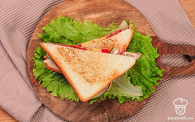 Подавайте сэндвич со свежими листьями салата.