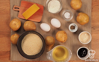 Отварите картофель в мундире до готовности, очистите от кожуры. Выложите все ингредиенты на видное место. Подготовьте сковороду, емкость для замешивания картофельного теста, бумажное полотенце.