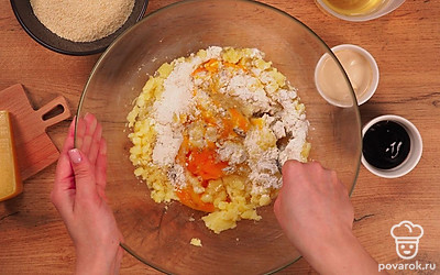 Приготовьте картофельное тесто. Сварите пюре. Добавьте к пюре яйца, соль, специи, муку и перемешайте до однородности. Тесто должно получится липким.