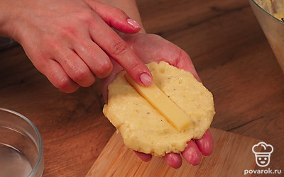 Сформируйте палочки. Сыр нарежьте брусочками. Влажными руками сформируйте лепешку из картофельного теста. Посередине положите сыр и залепите края лепешки, чтобы получилась палочка. Делайте так, пока не закончится все картофельное тесто и сыр. Каждую картофельную палочку обваляйте в панировочных сухарях.