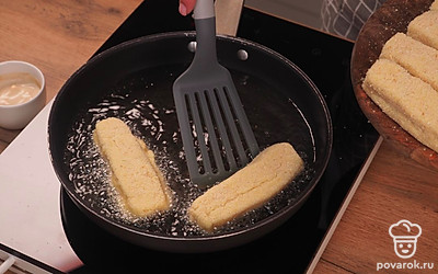 Обжарьте палочки. Обжаривайте палочки на среднем огне с двух сторон по 5-7 минут до появления золотой корочки. Выкладывайте палочки на бумажное полотенце, чтобы он впитал лишний жир.