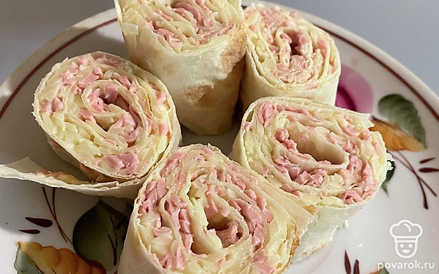Рулеты из лаваша с колбасой и сыром — Рецепт с фото