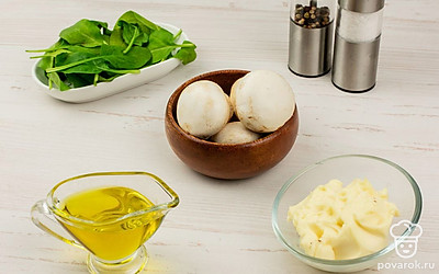 Помойте овощи, зелень и грибы.