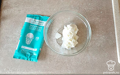 Мороженое переложите в миску и разморозьте при комнатной температуре 30 минут.