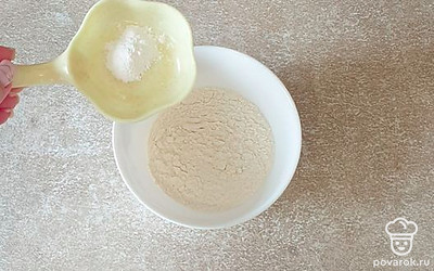 К муке добавьте разрыхлитель, перемешайте.