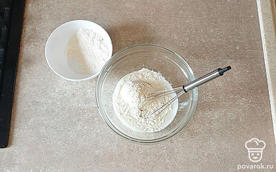 К мороженому просейте муку.