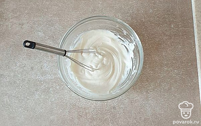 Хорошо вмешайте. У теста будет кремовая и воздушная текстура.