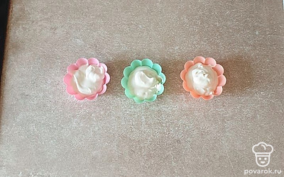 Тесто выложите в формочки для кексов. И выпекайте при 180 градусах 20 минут в режиме «Верх-низ».