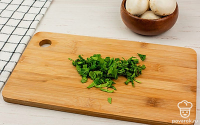 Нарежьте шпинат. В небольшой тарелке смешайте его со сливочным сыром, поперчите и посолите по вкусу, хорошо все перемешайте.