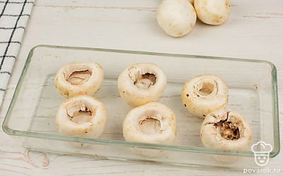 Почистив шампиньоны, отделите ножки от шляпок.