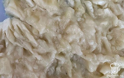 Почистить и хорошо размять вилкой.