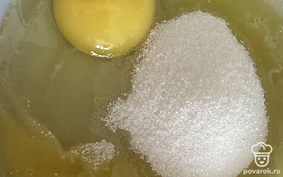 Разбить яйцо и добавить сахар, перемешать.