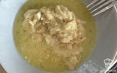 К яйцу с сахаром добавить размятый банан.