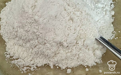 Добавить заранее просеянную муку.