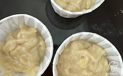 Разложить по формам, выпекать 20-25 минут при 180 градусах.