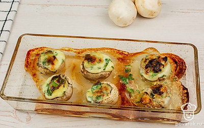 Выпекайте в духовке при 170 °C примерно 25 минут, пока не появится золотистая корочка.