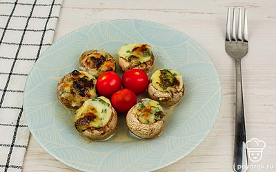 Готовое блюдо украсьте помидорами черри и зеленью.