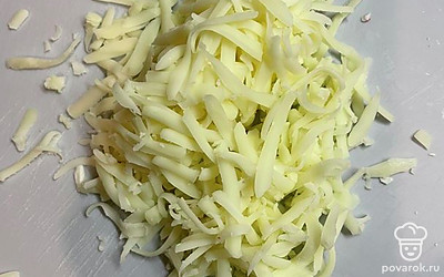 Натрите на крупной терке сыр.