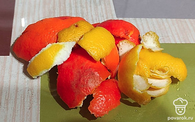 Срезаем шкурку с одного лимона и одного апельсина. 