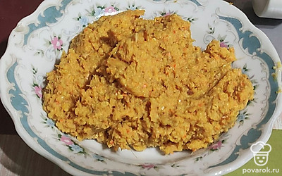 Погружным блендером пробиваем шкурки и корень имбиря. Получается такая кашица.