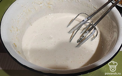 Взбиваем миксером 2 яйца и 250 граммов сахара до образования пенки. 