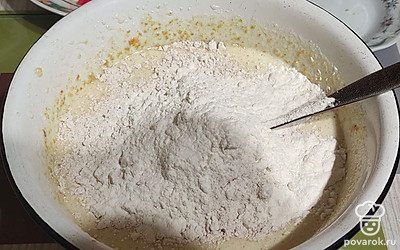 Добавляем в получившуюся смесь из яйц и сахара имбирно-цитрусовую кашицу, 10 граммов разрыхлителя, 10 граммов корицы, 50 миллилитров растительного масла (у меня кукурузное, но можно взять подсолнечное, оливковое и прочее без запаха), 1/2 чайной ложки соли. Перемешиваем и добавляем 100 граммов муки. Даем полученной смеси постоять, пока режем яблоки. 