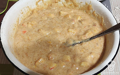 Полученную смесь выливаем в форму, смазанную маслом. Ставим в духовку при 220 градусах на 35 минут. 