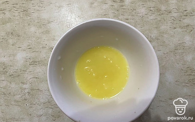 Сливочное масло растопите до жидкого состояния. 